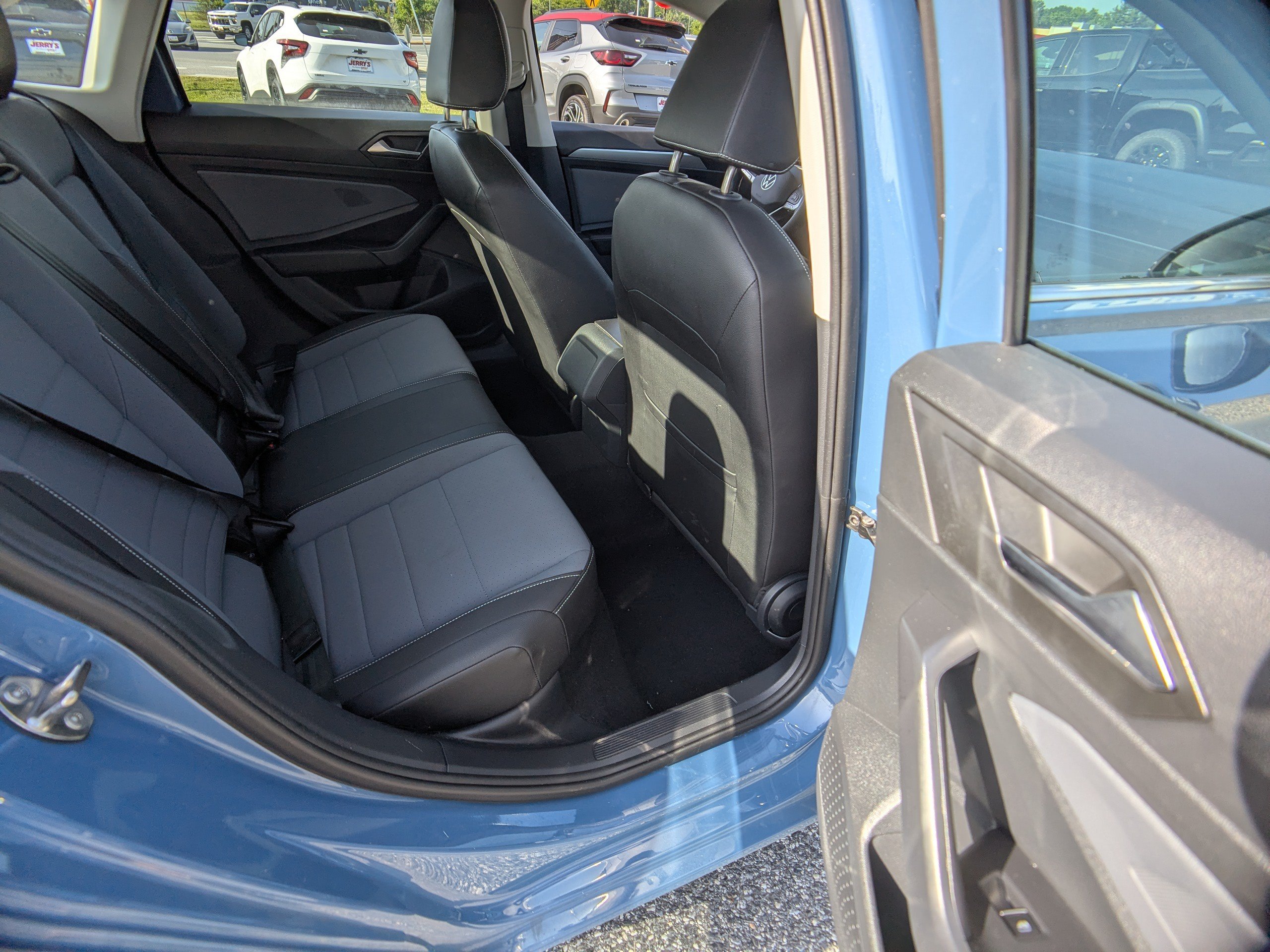 Used 2025 Volkswagen Jetta SE FWD image 13