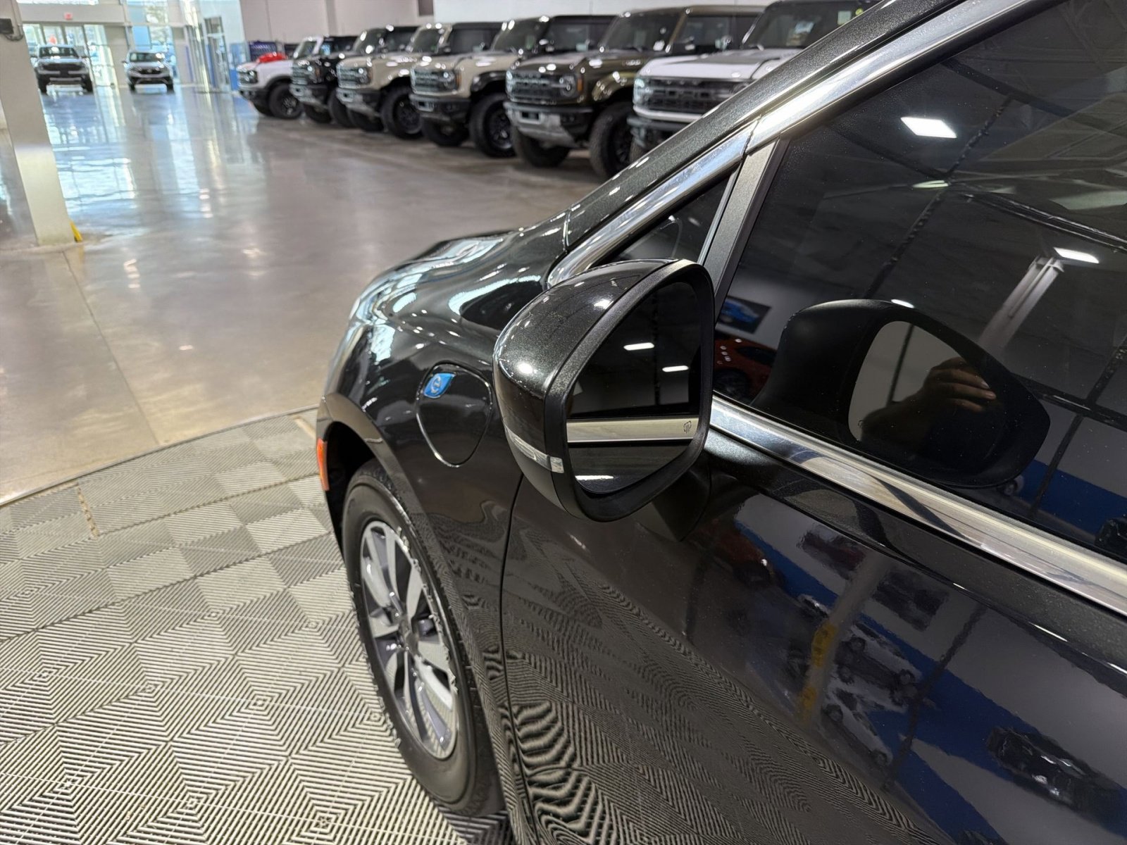 Used 2023 Chrysler Pacifica Touring-L image 15