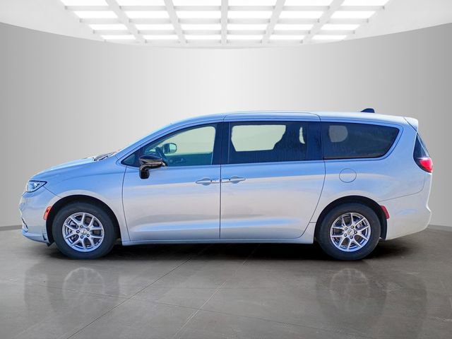 Used 2024 Chrysler Pacifica Touring-L image 7