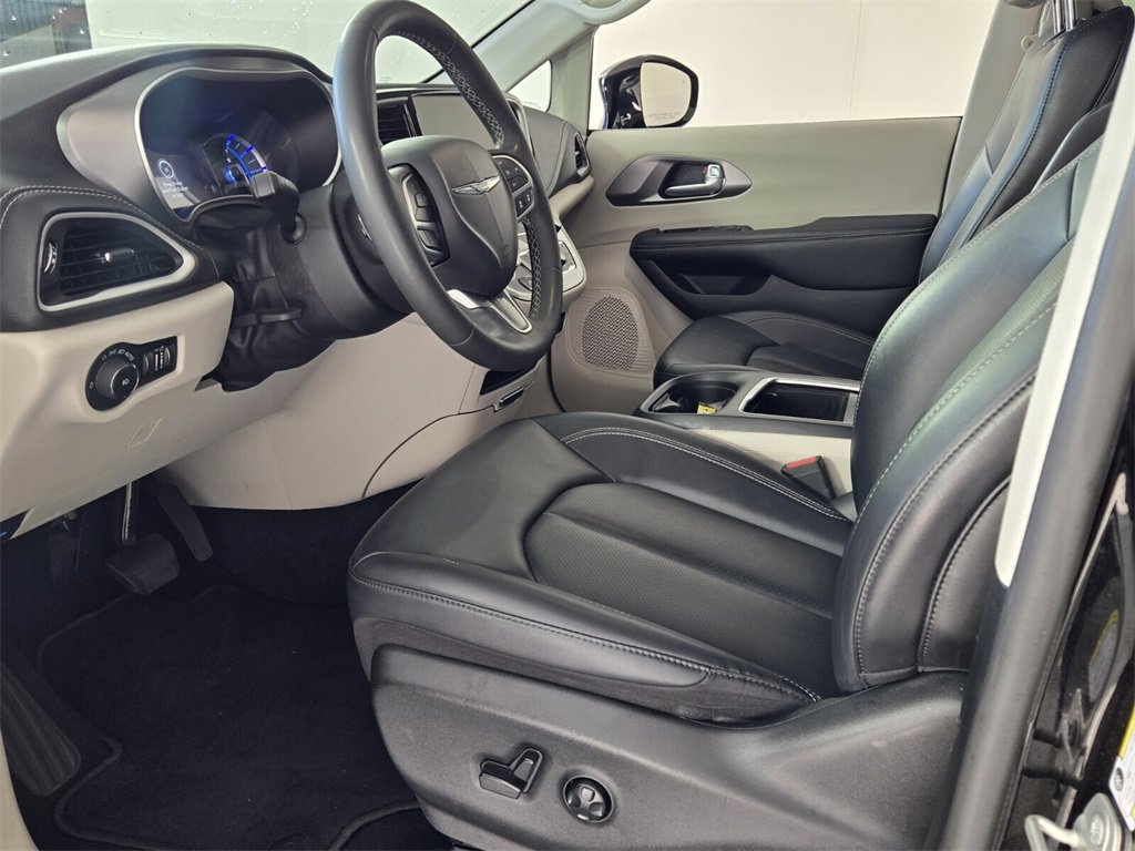 Used 2024 Chrysler Pacifica Select image 7