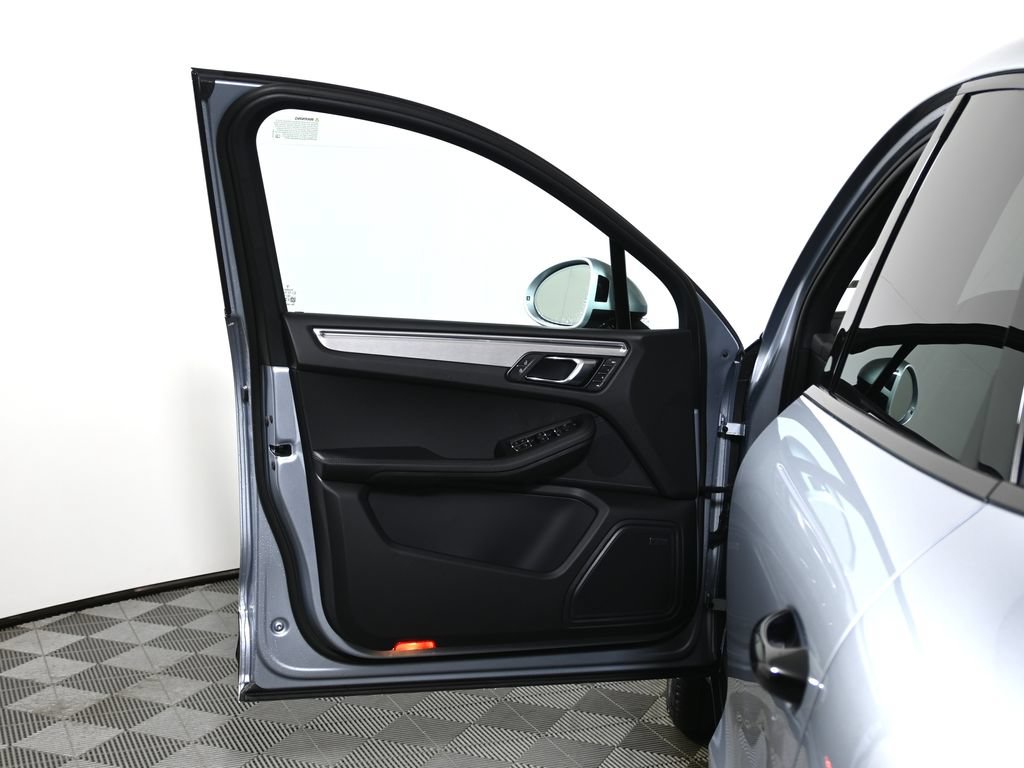 Used 2026 Porsche Macan AWD/4WD image 31