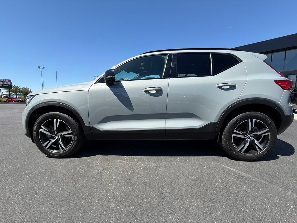 Used 2024 Volvo XC40 B5 Core AWD/4WD image 5