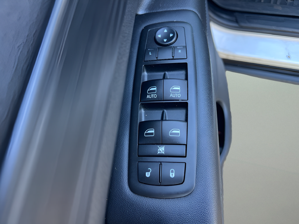 Used 2019 Jeep Grand Cherokee Laredo AWD/4WD image 13