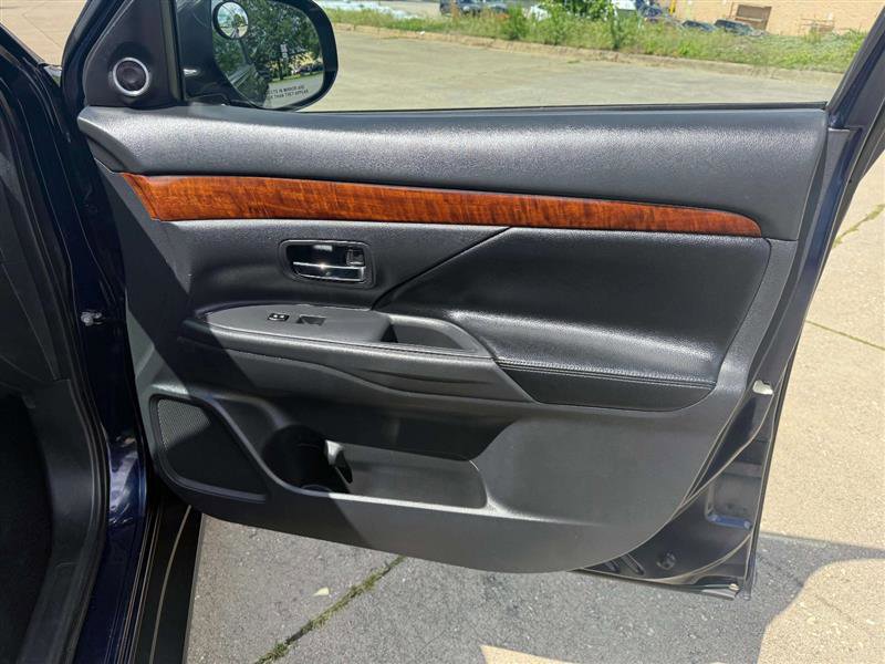 Used 2014 Mitsubishi Outlander GT image 24