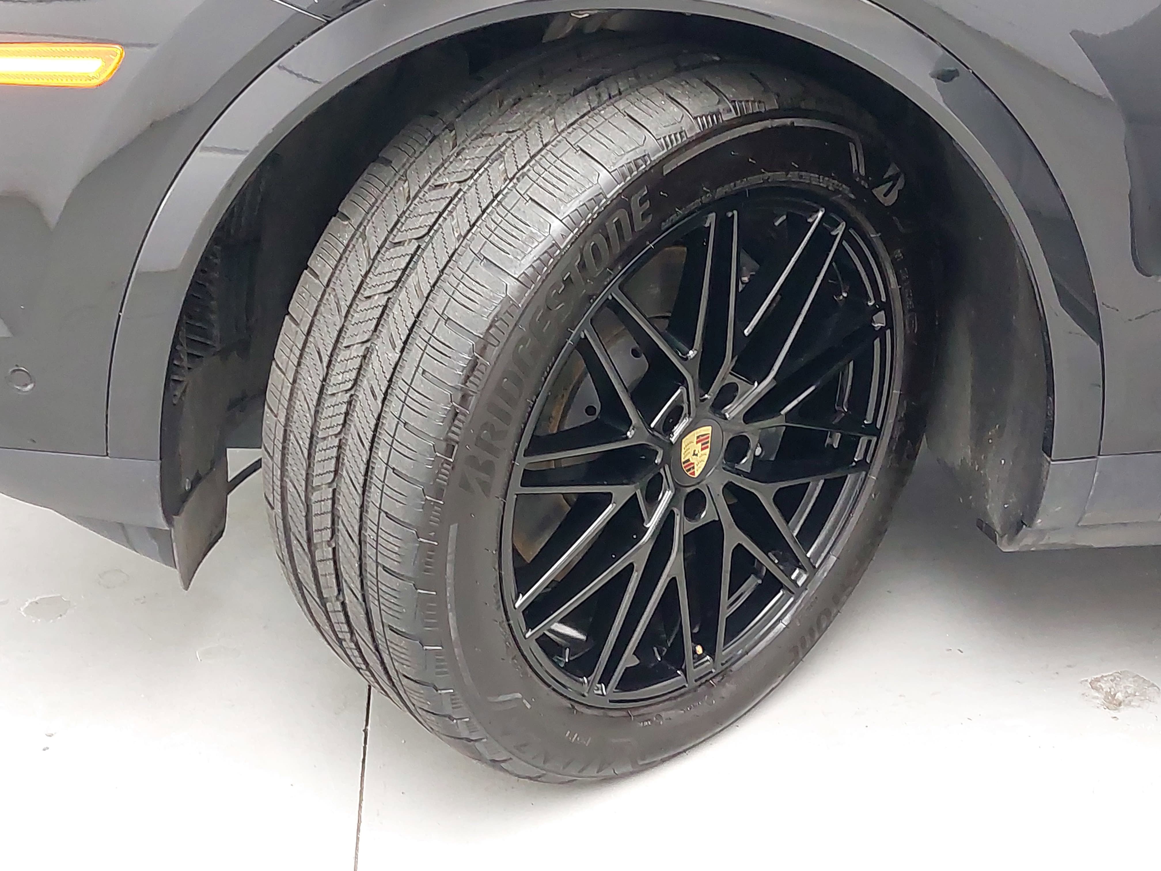 Certified 2024 Porsche Cayenne Coupe AWD/4WD image 35