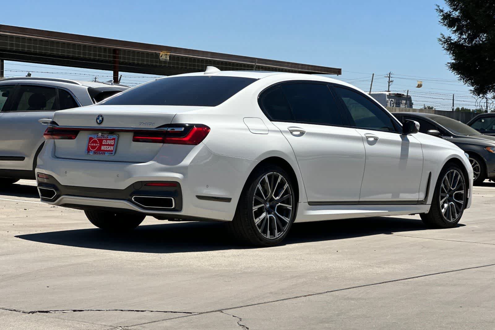 Used 2022 BMW 740i w/ M Sport Package RWD image 3
