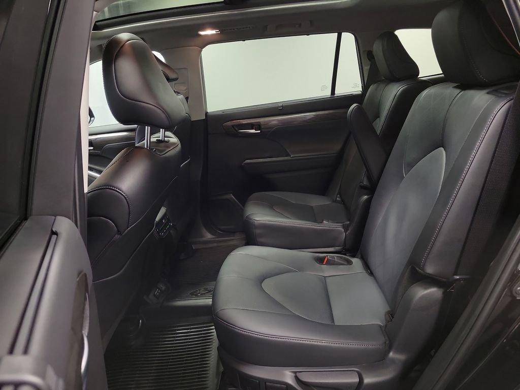 Used 2025 Toyota Highlander Platinum image 25