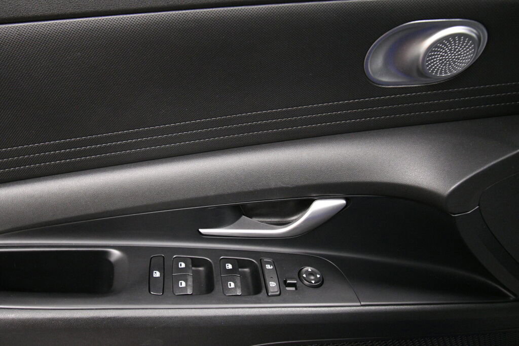 Used 2021 Hyundai Elantra SE image 12