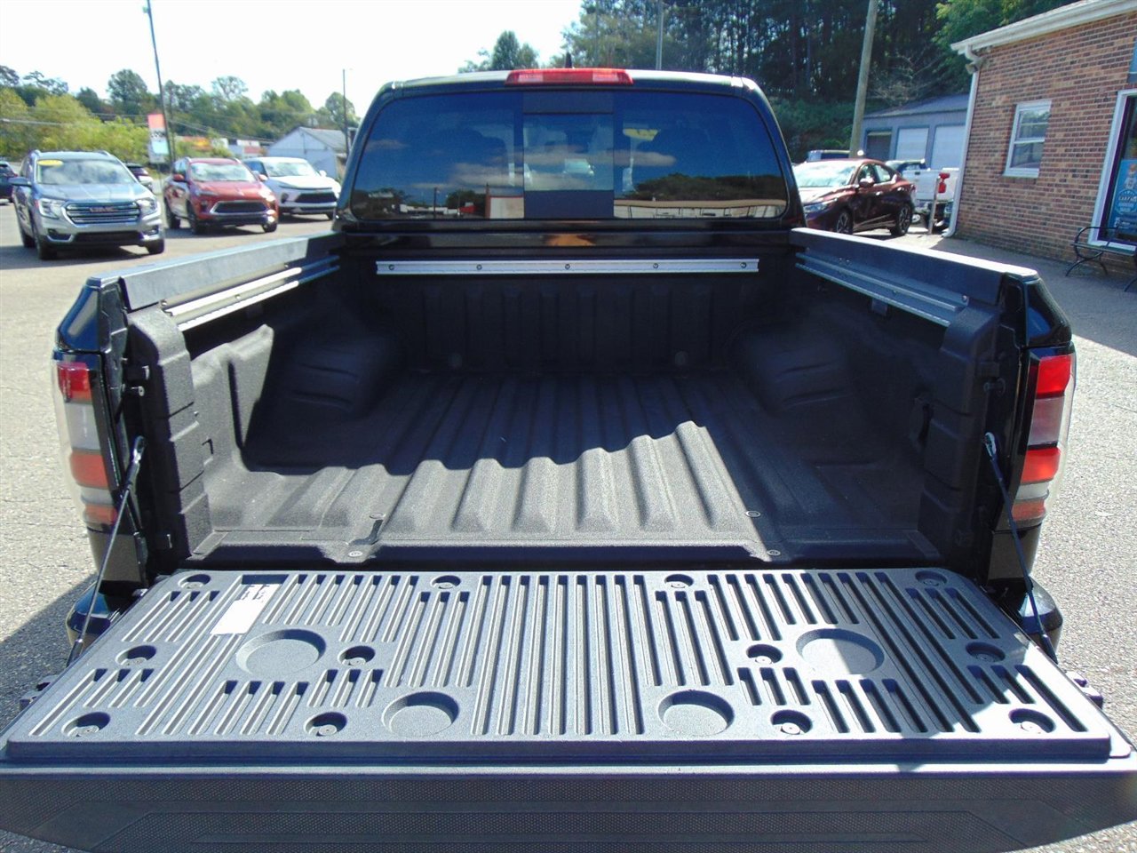 Used 2023 Nissan Frontier SV w/ SV Convenience Package image 11