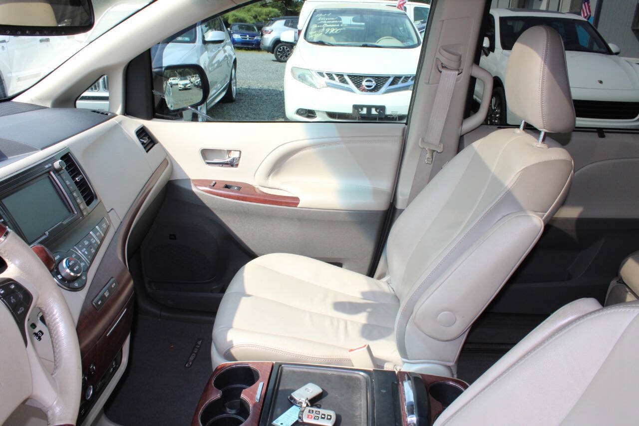 Used 2013 Toyota Sienna Limited w/ Premium Pkg FWD image 14