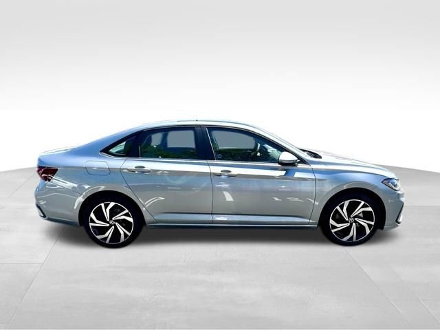 Used 2025 Volkswagen Jetta SEL FWD image 9