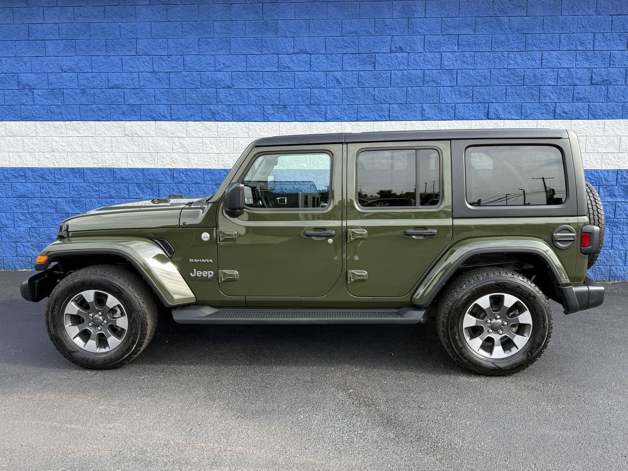 Used 2022 Jeep Wrangler Unlimited Sahara w/ Cold Weather Group AWD/4WD image 17