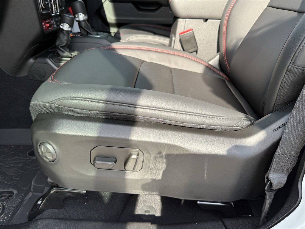 Used 2025 Jeep Wrangler Unlimited Rubicon image 13