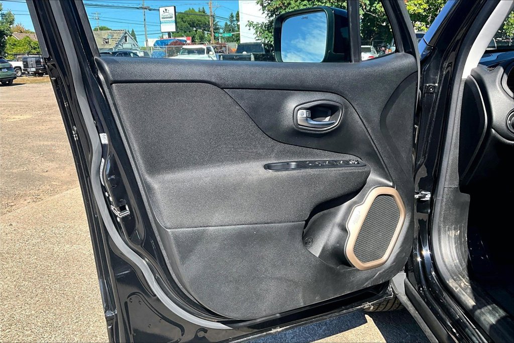 Used 2015 Jeep Renegade Latitude w/ Popular Equipment Group AWD/4WD image 22