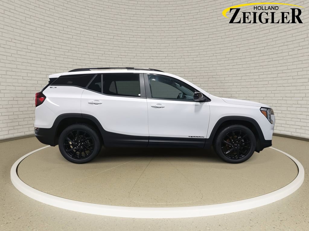 Used 2023 GMC Terrain SLE w/ Driver Convenience Package image 4
