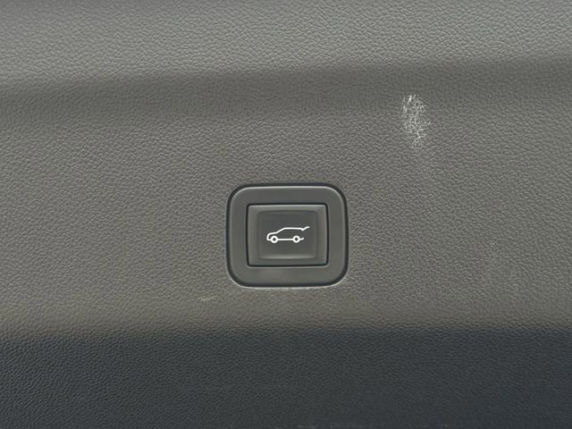 Used 2025 GMC Yukon XL Denali AWD/4WD image 36