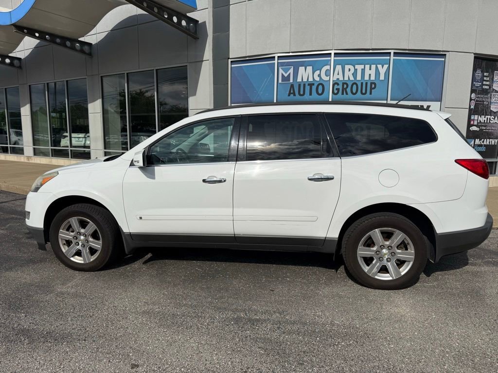 Used 2010 Chevrolet Traverse LT FWD image 2