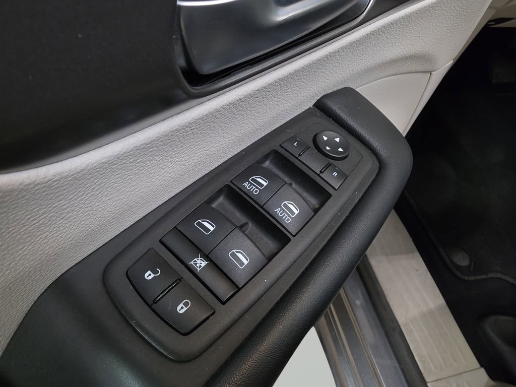 Certified 2023 Chrysler Pacifica Touring-L image 15
