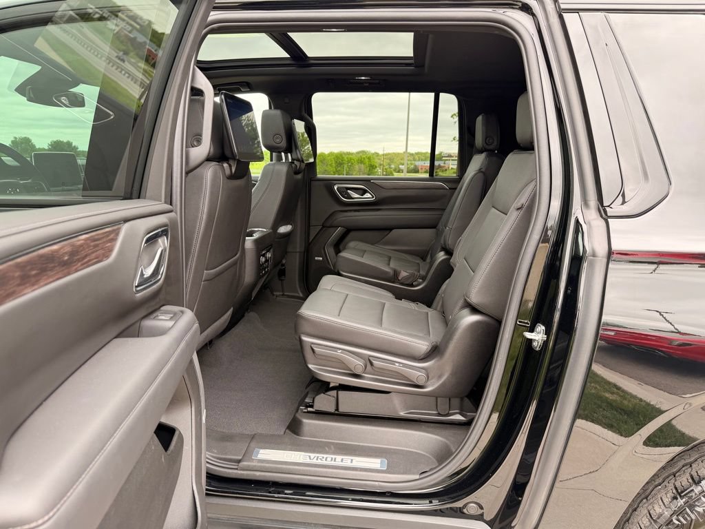Used 2024 Chevrolet Suburban Z71 w/ Off-Road Capability Package AWD/4WD image 35