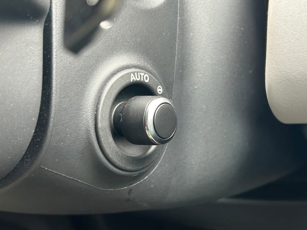 Used 2024 Land Rover Range Rover Evoque Dynamic SE image 33