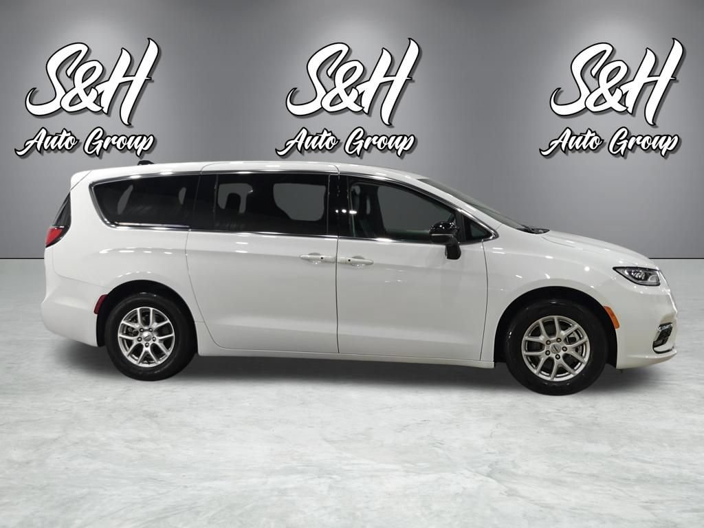Used 2024 Chrysler Pacifica Touring-L FWD image 17