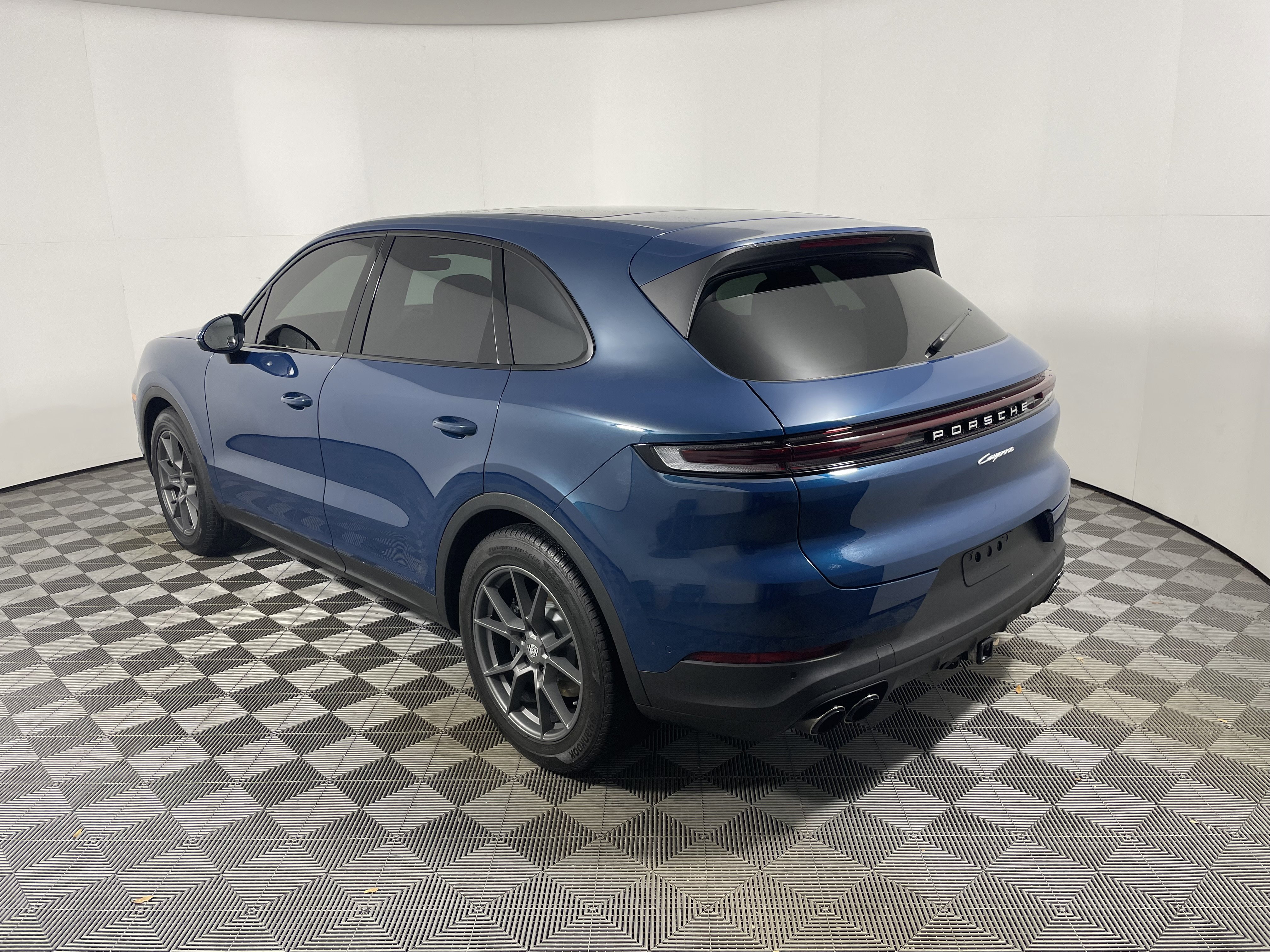 Used 2024 Porsche Cayenne image 3