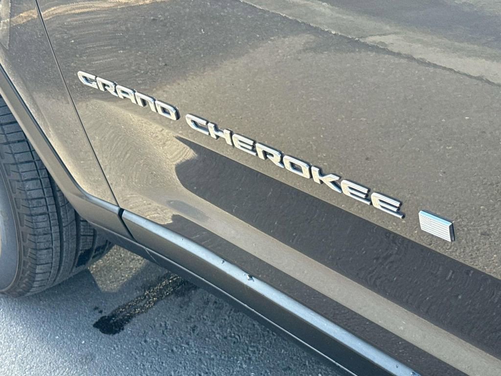 Used 2023 Jeep Grand Cherokee L Laredo image 5