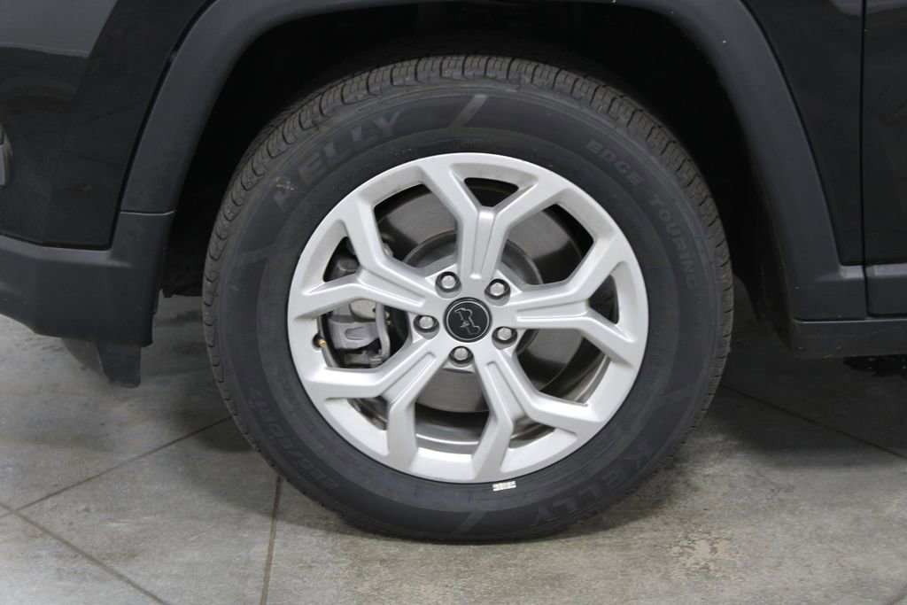 Used 2025 Jeep Compass Latitude AWD/4WD image 17