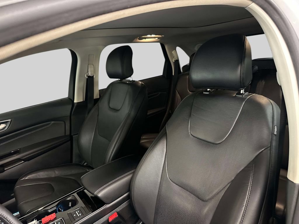 Used 2019 Ford Edge Titanium w/ Equipment Group 301A AWD/4WD image 18