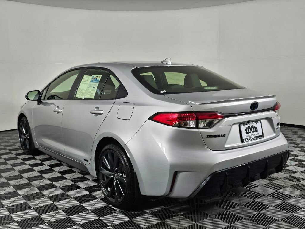 Used 2025 Toyota Corolla SE w/ SE Premium Package image 5