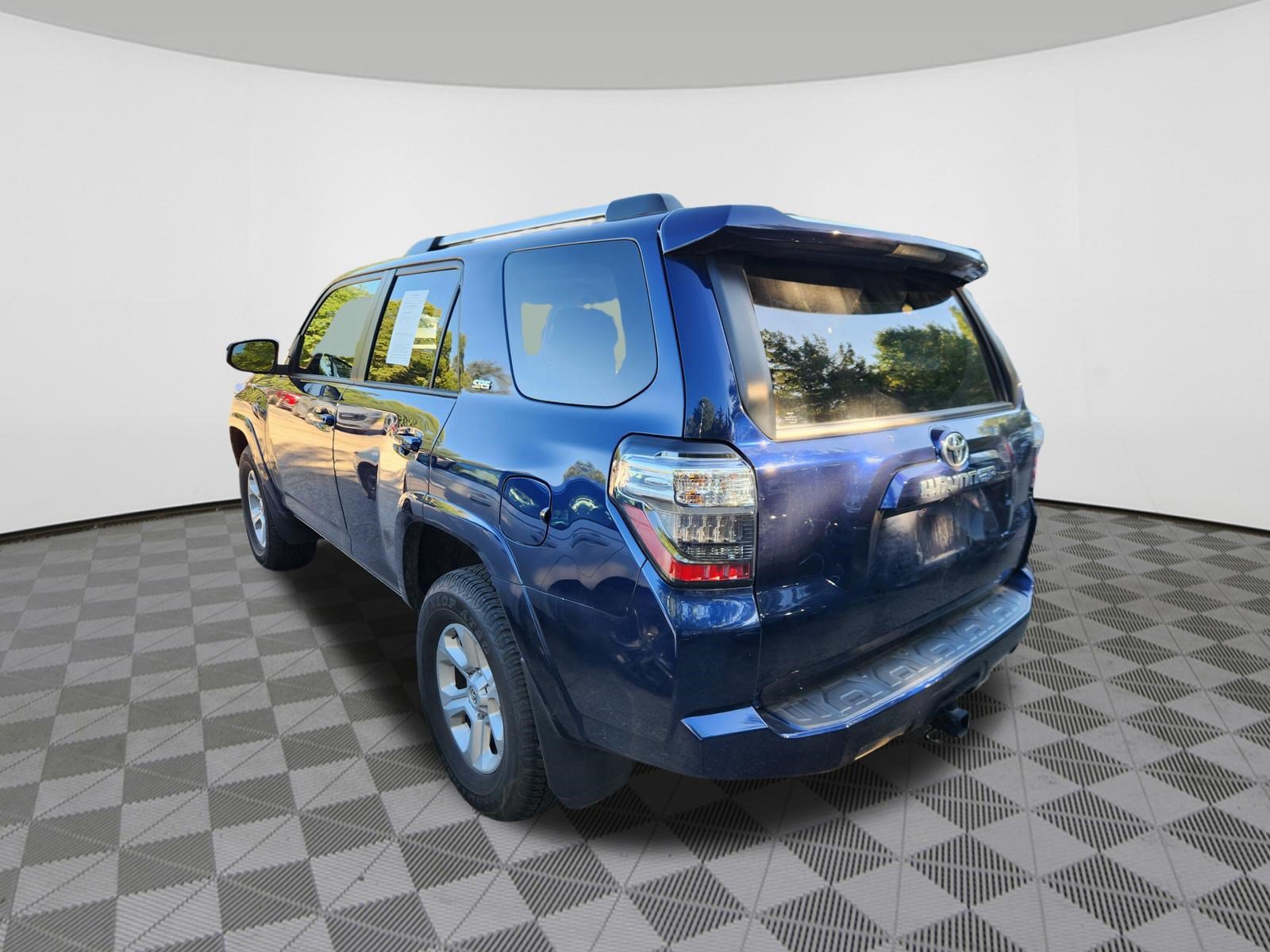 Used 2024 Toyota 4Runner SR5 AWD/4WD image 3