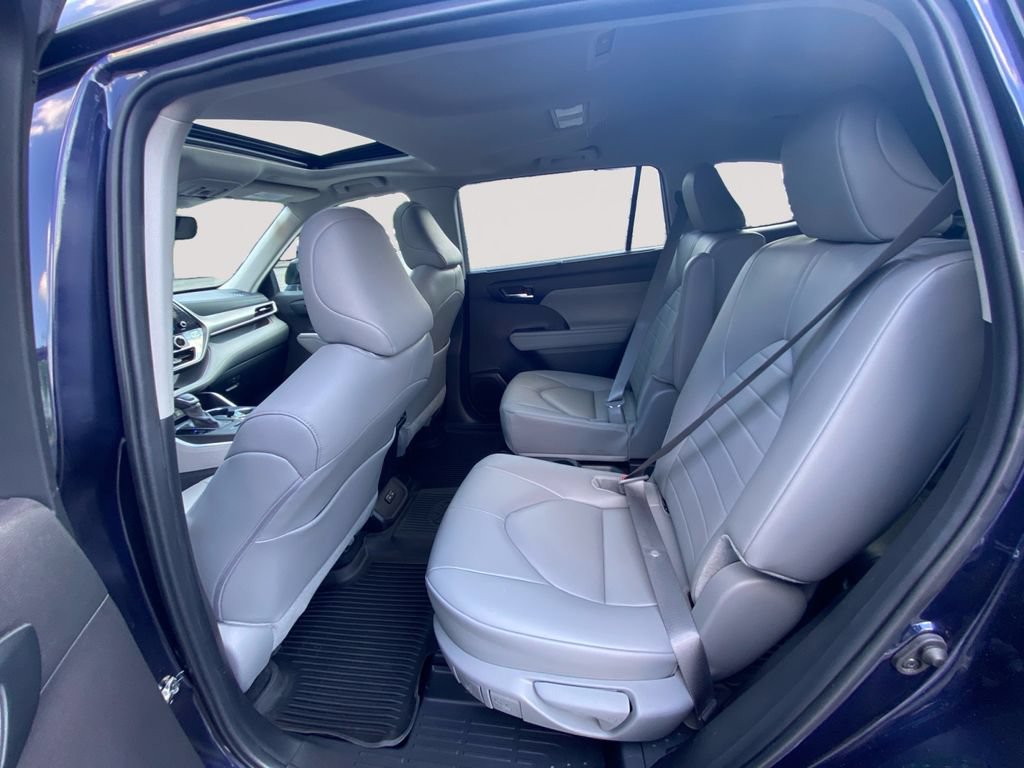 Used 2024 Toyota Highlander XLE AWD/4WD image 12