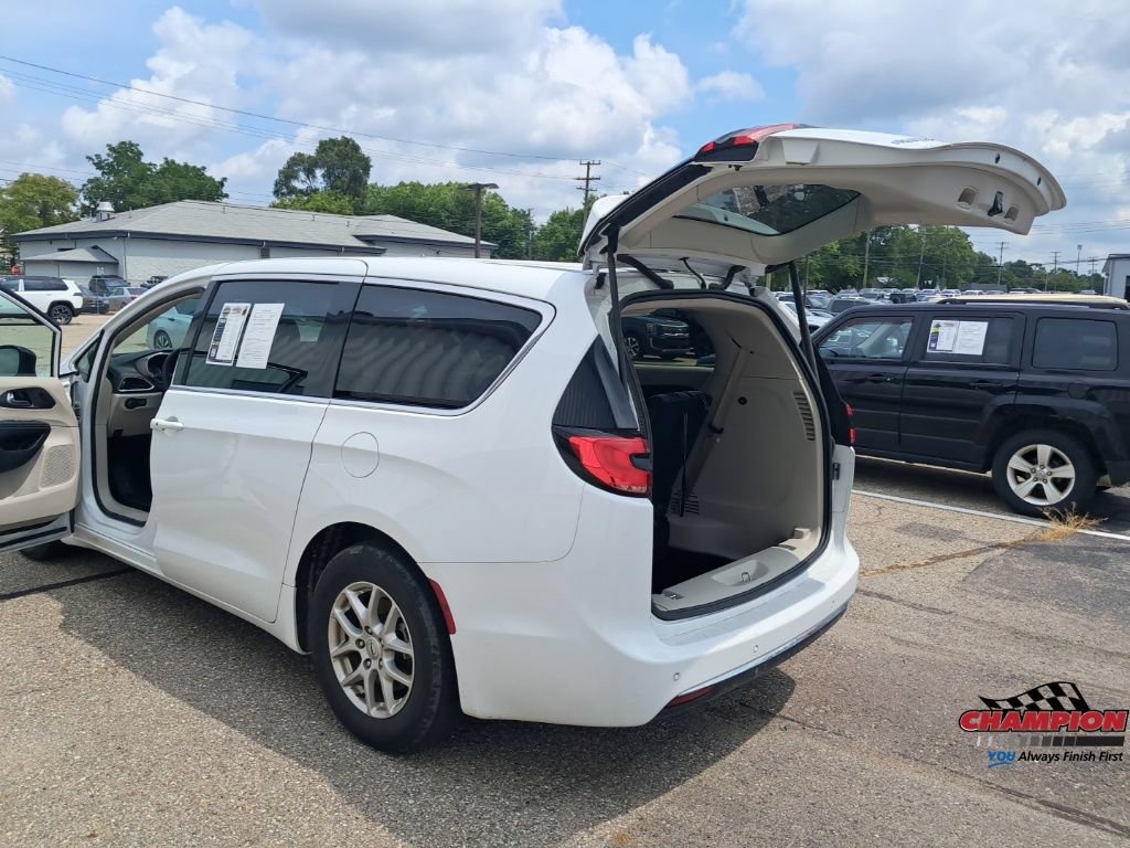 Used 2024 Chrysler Pacifica Touring-L FWD image 28