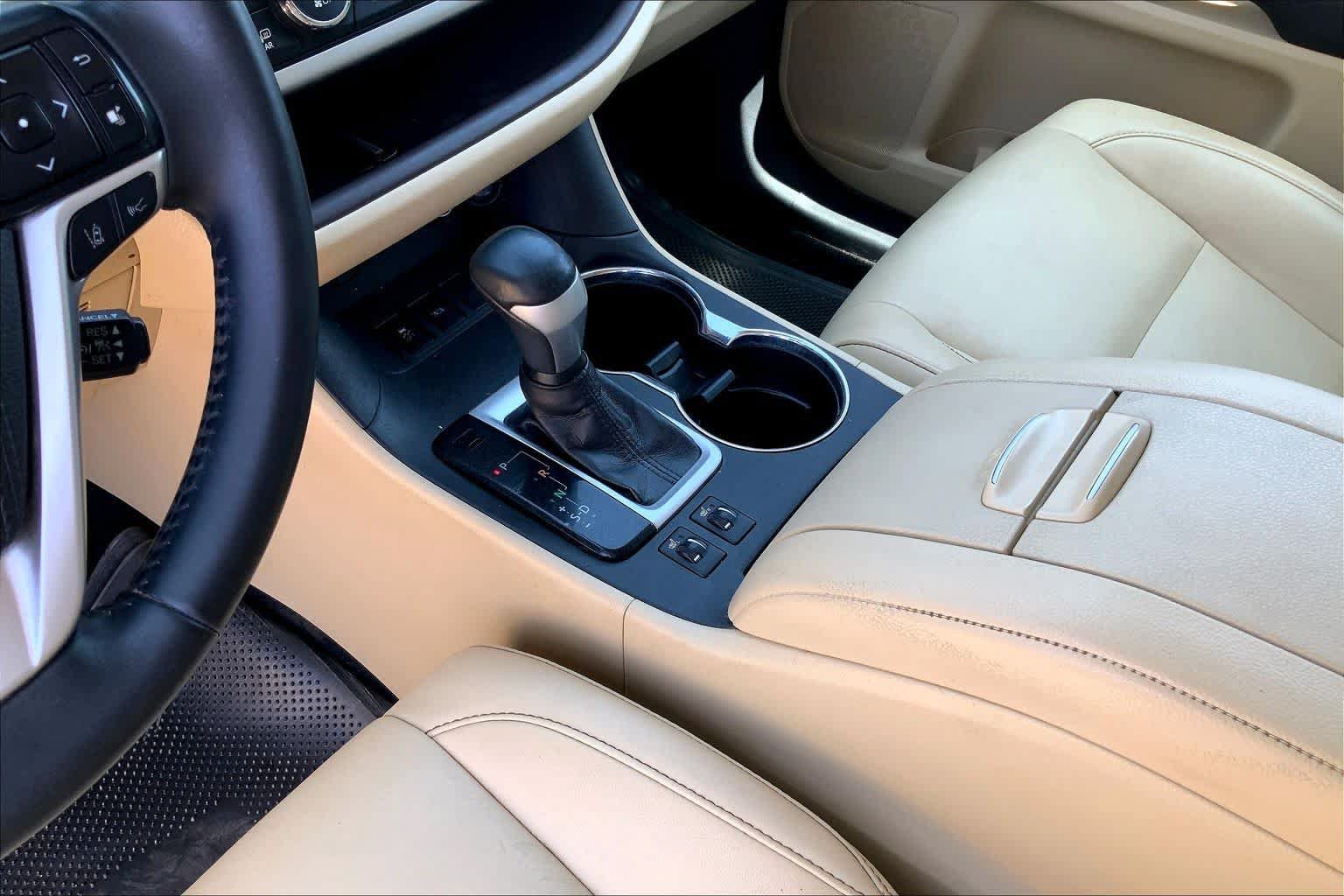 Used 2019 Toyota Highlander XLE FWD image 16