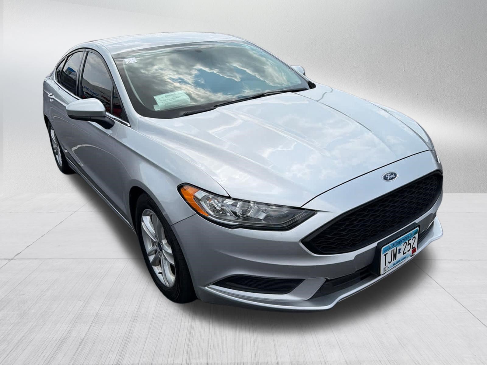 Used 2018 Ford Fusion SE w/ Fusion SE Technology Package FWD image 5