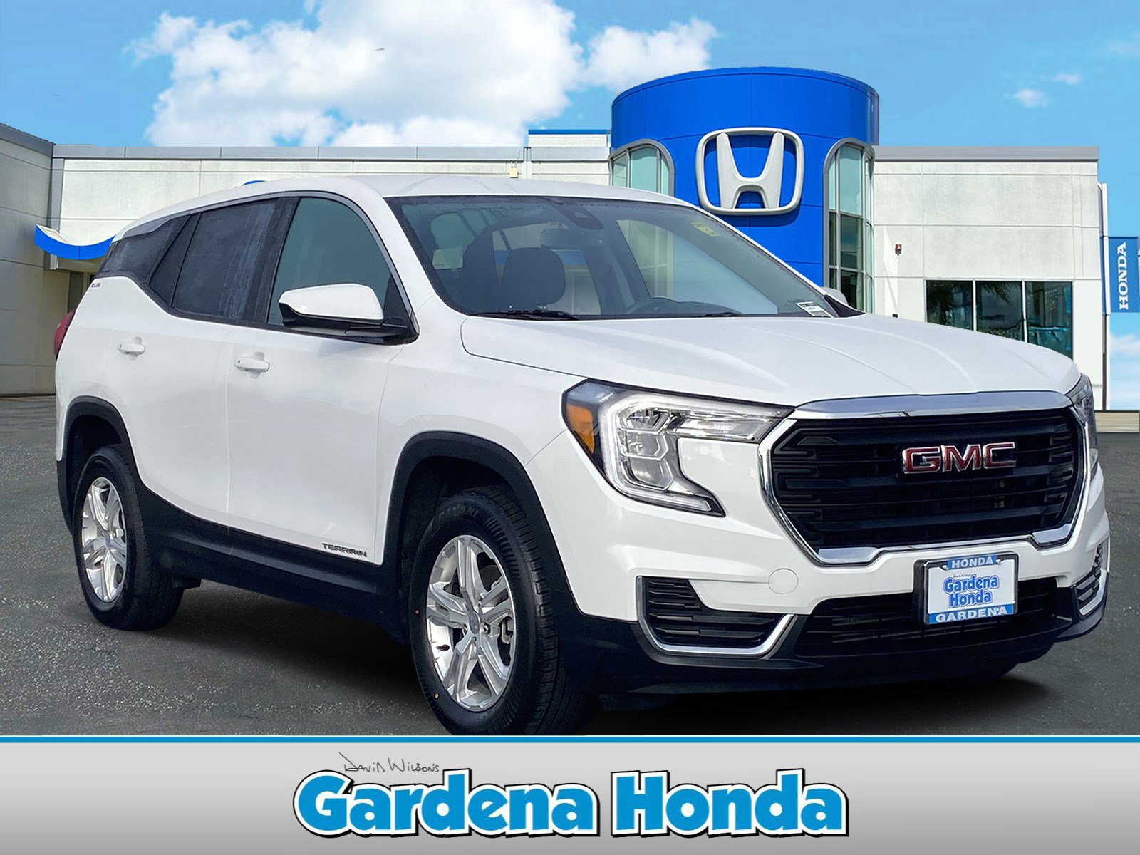 Used 2024 GMC Terrain SLE image 1