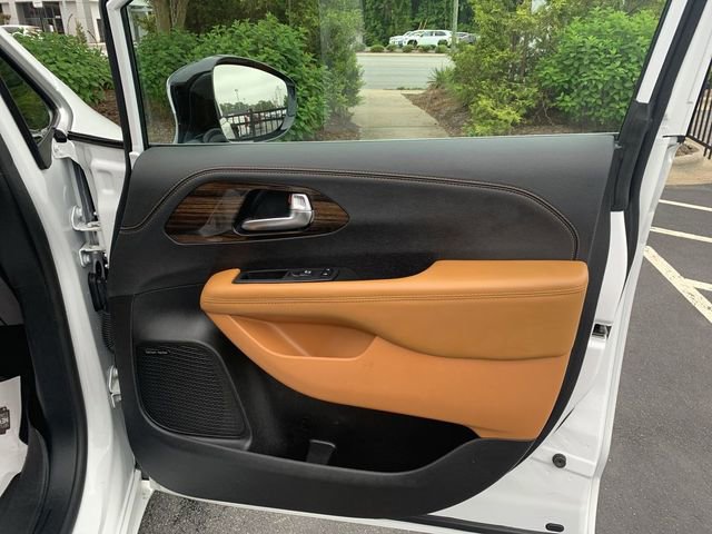 Used 2023 Chrysler Pacifica Pinnacle FWD image 13