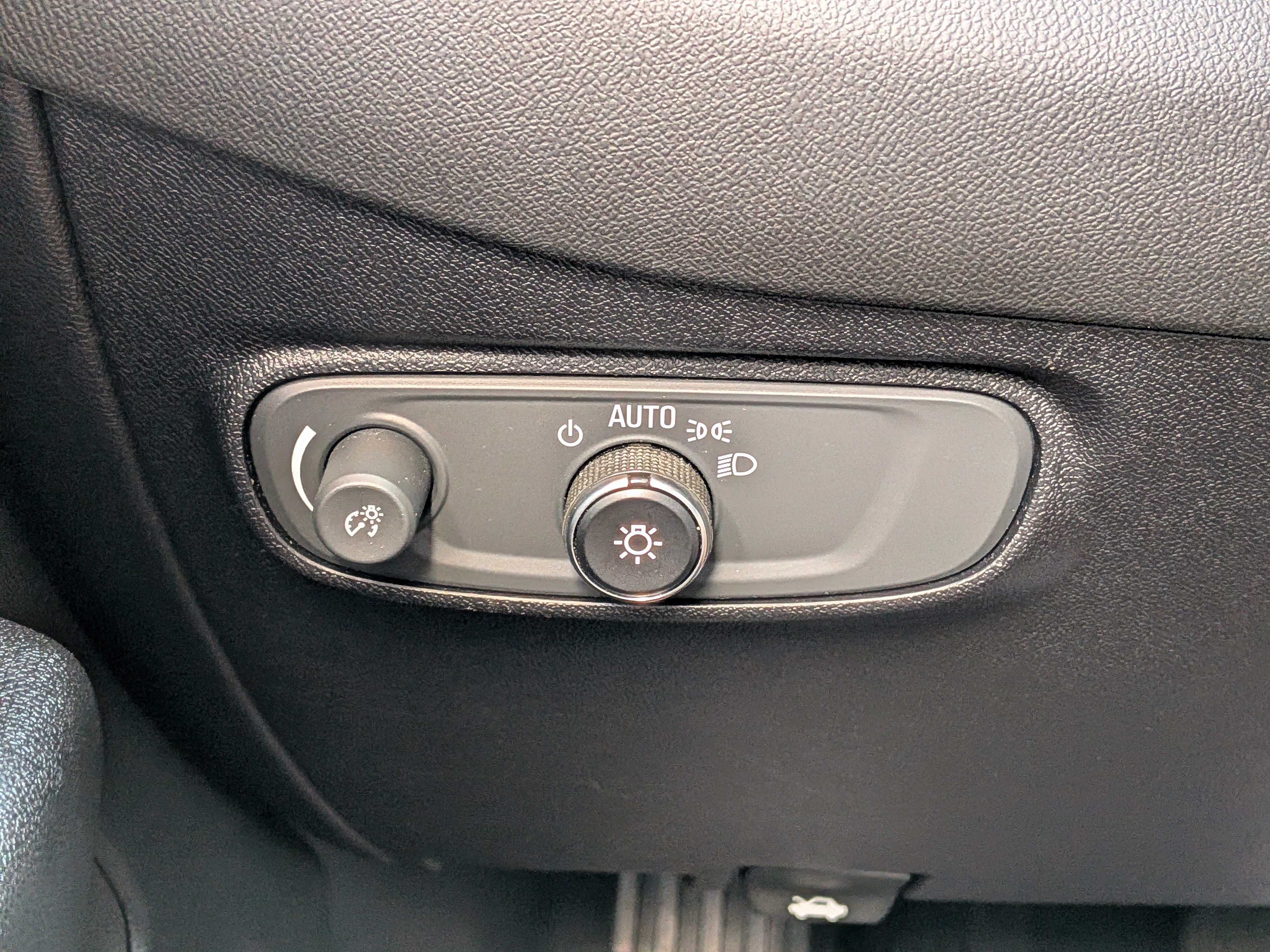 Used 2019 Chevrolet Equinox LT w/ Sun & Navigation Package FWD image 24