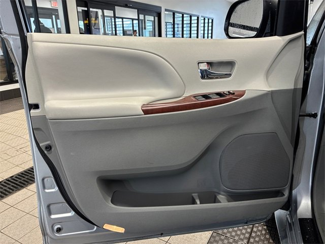 Used 2014 Toyota Sienna XLE image 13