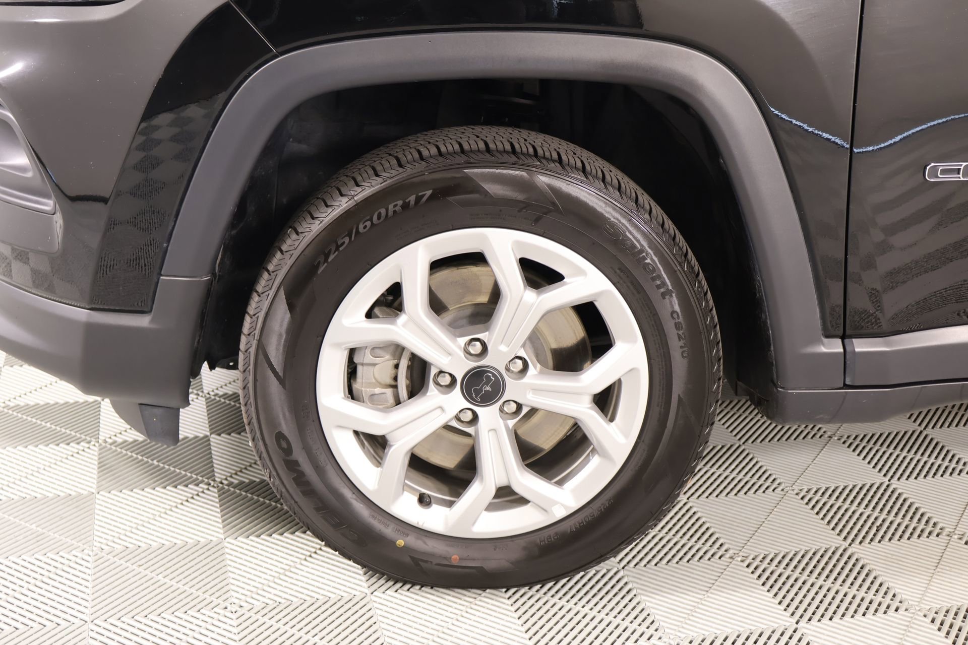 Used 2025 Jeep Compass Latitude w/ Sun & Sound Group AWD/4WD image 18