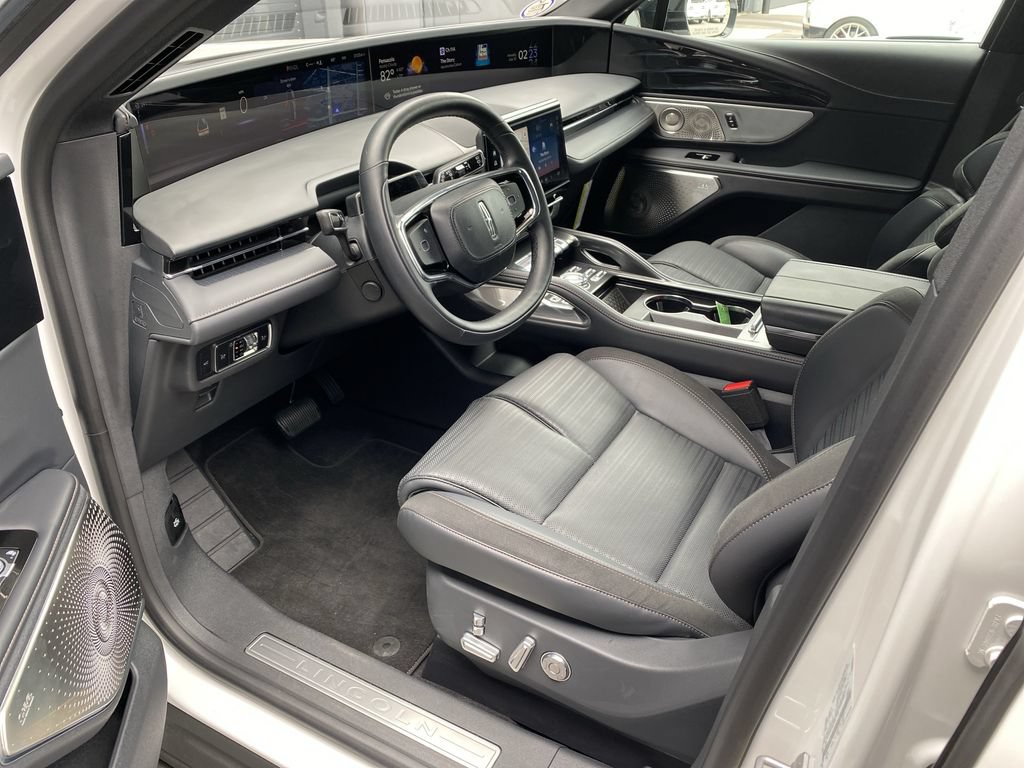 Used 2025 Lincoln Nautilus Reserve AWD/4WD image 11