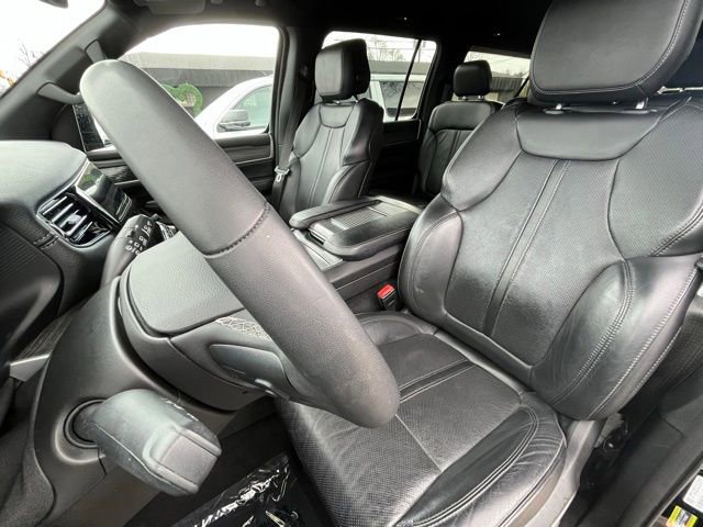 Used 2023 Jeep Wagoneer L Series III w/ Preferred Equipment Group image 18