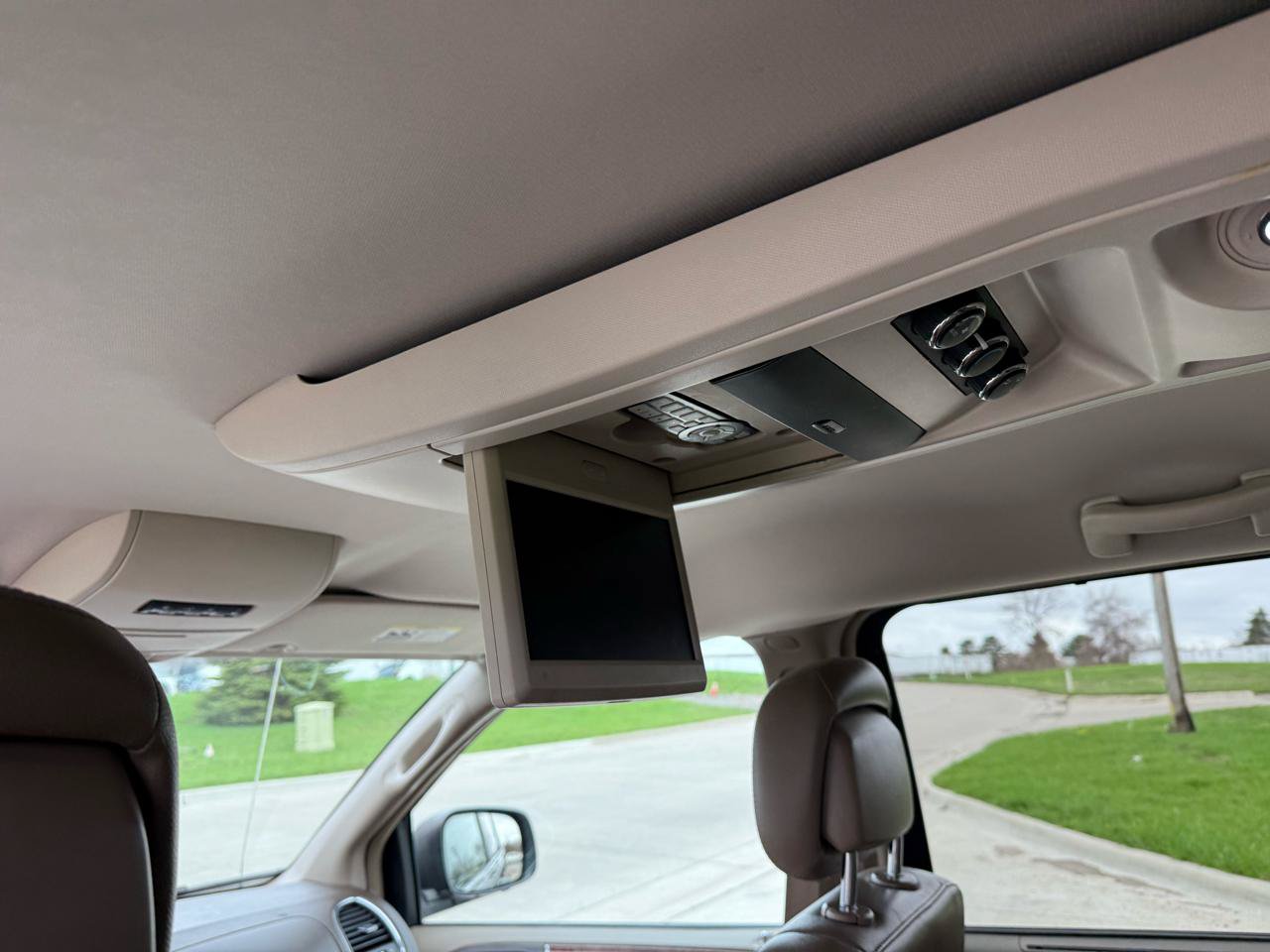 Used 2011 Chrysler Town & Country Touring-L w/ Entertainment Group #2 FWD image 17