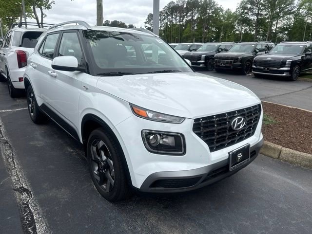 Used 2025 Hyundai Venue SEL FWD image 1