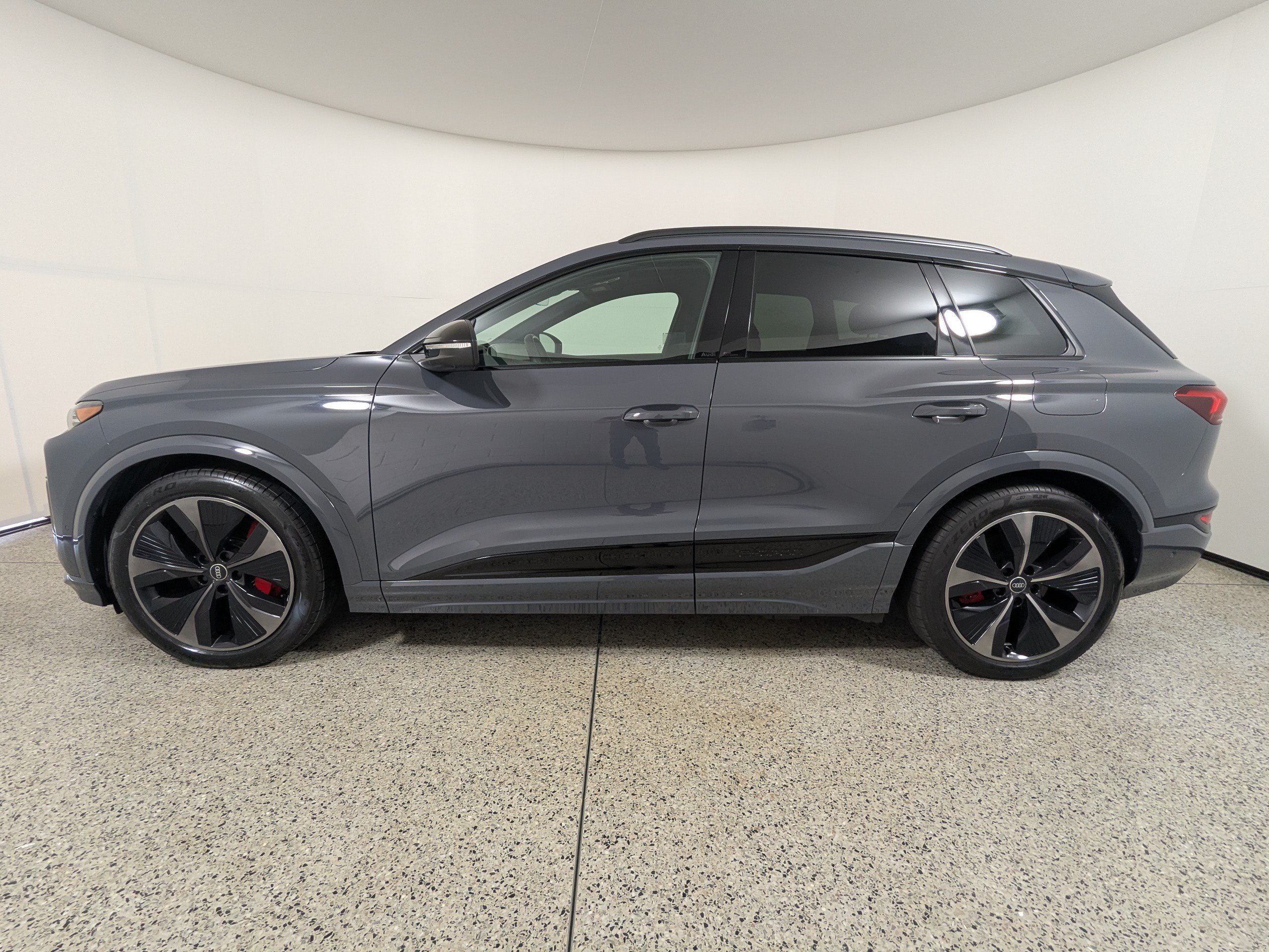 Certified 2025 Audi SQ6 e-tron Prestige AWD/4WD image 4