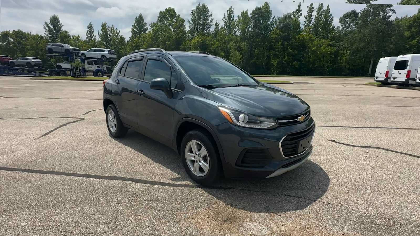 Used 2021 Chevrolet Trax LT w/ Premium Seat Package AWD/4WD image 2