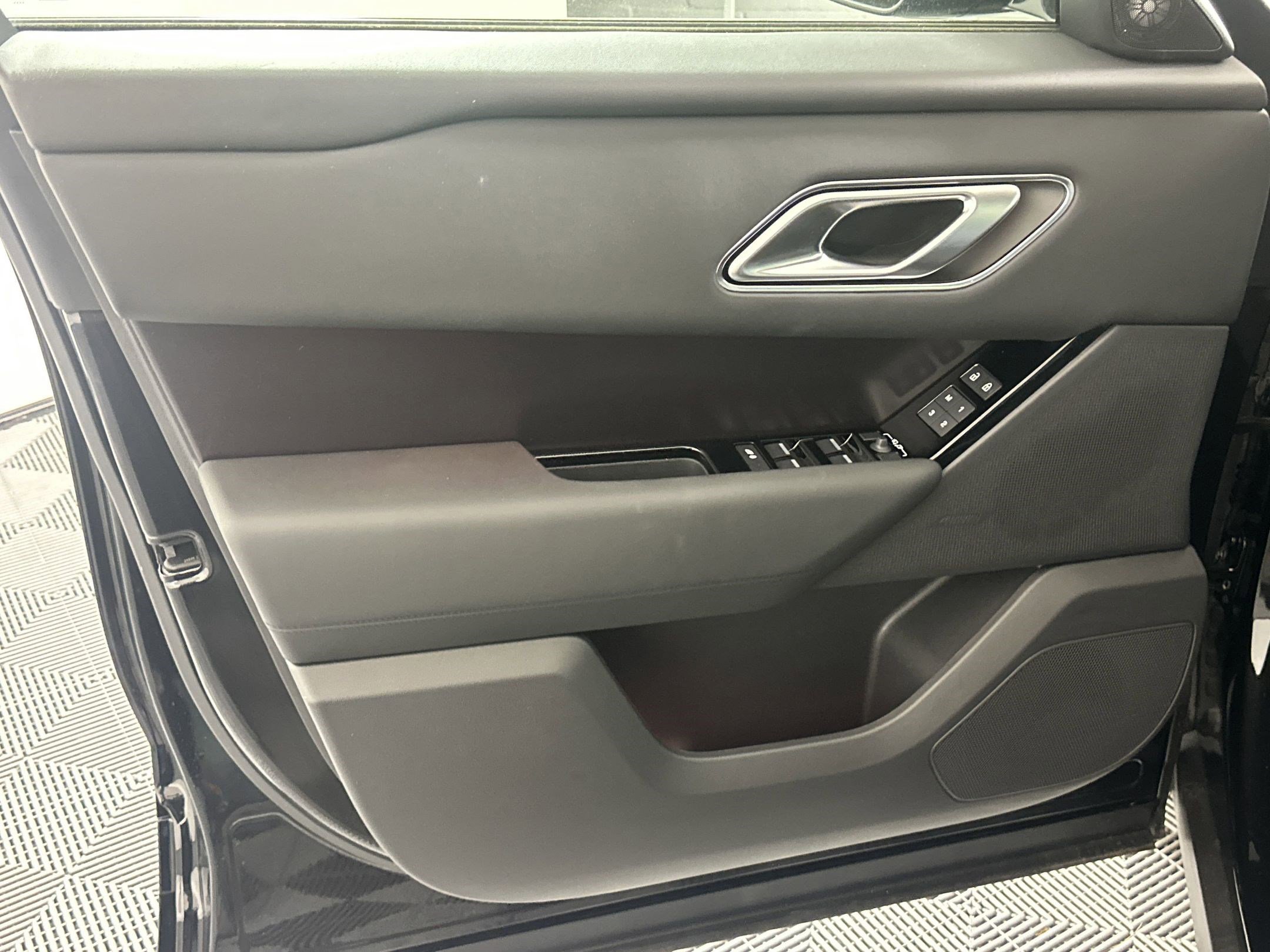 New 2026 Land Rover Range Rover Velar Dynamic SE image 9