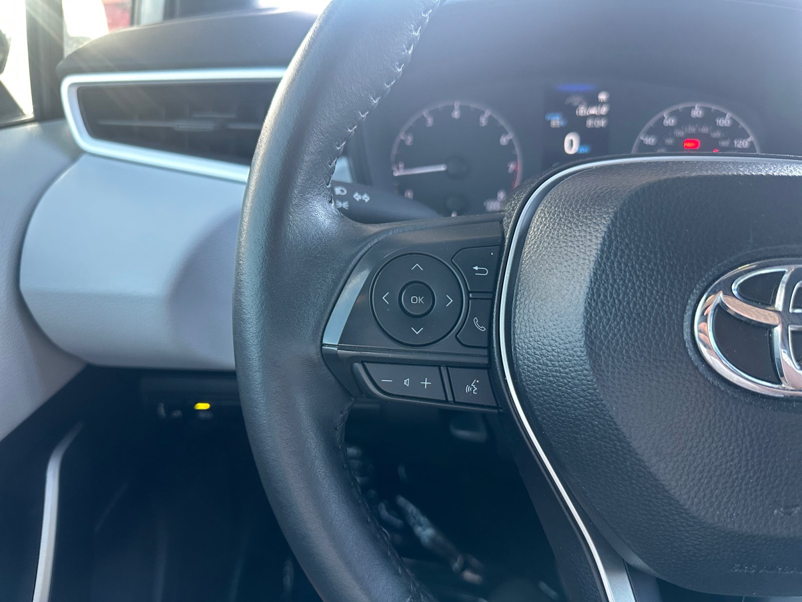Used 2025 Toyota Corolla SE w/ Convenience Package FWD image 18
