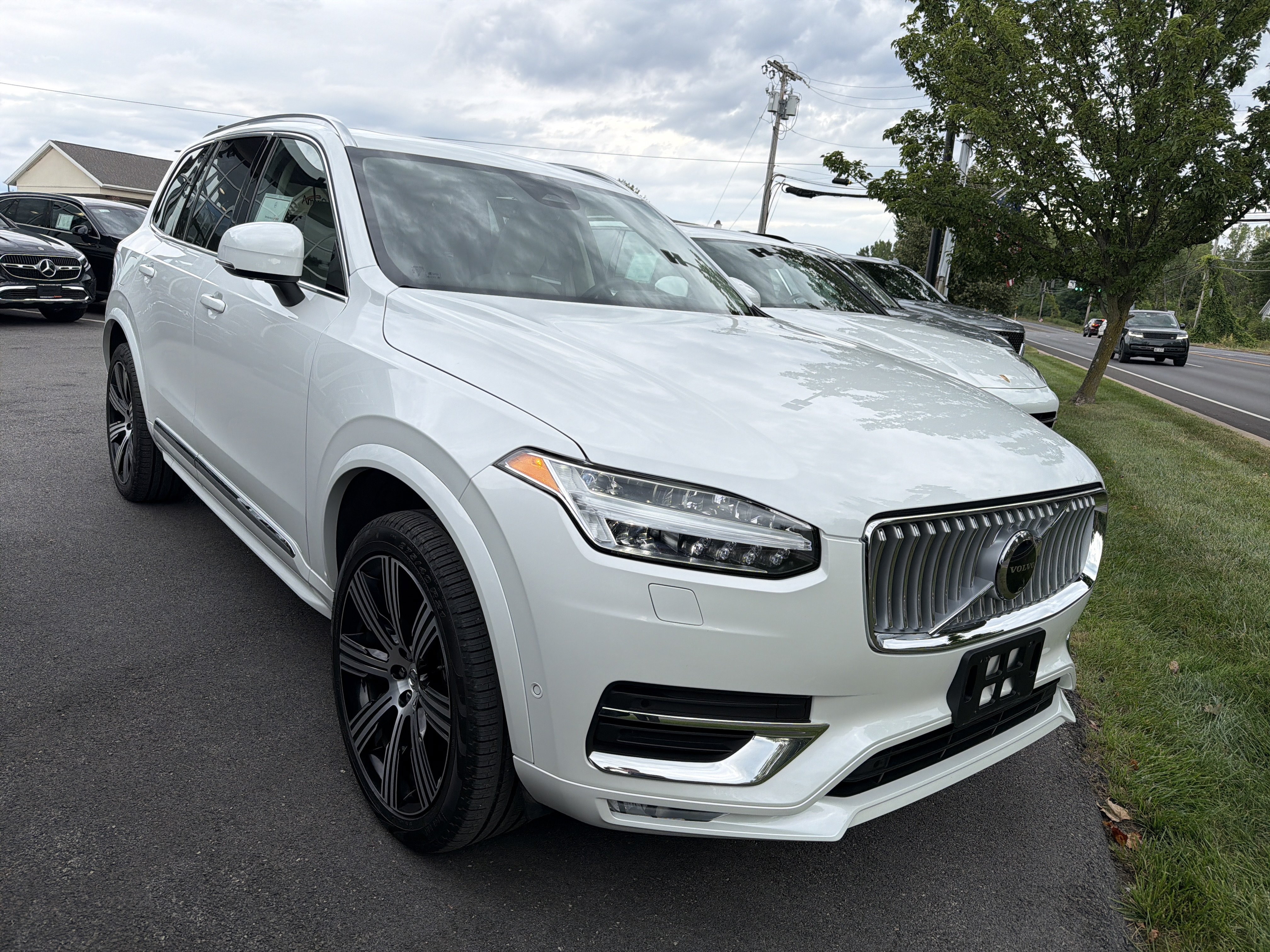 Used 2025 Volvo XC90 B6 Ultra w/ Protection Package Premier AWD/4WD image 2