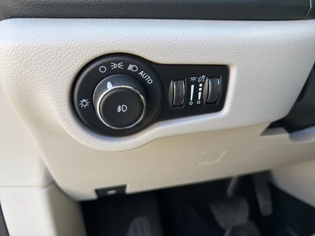 Used 2023 Chrysler Pacifica Touring-L image 16